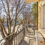 Stylish Stay - 2Bdr, 2Bthr+ Free Parking