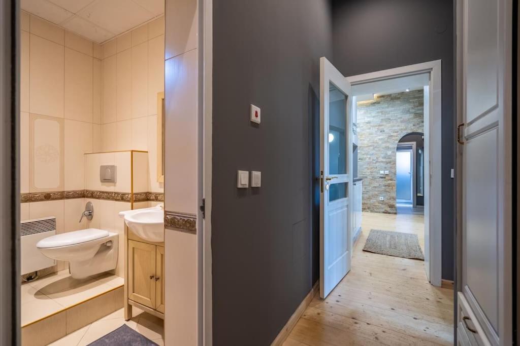 Stylish - 2bdr, 2bthr+ Free Parking Appartement Sofia