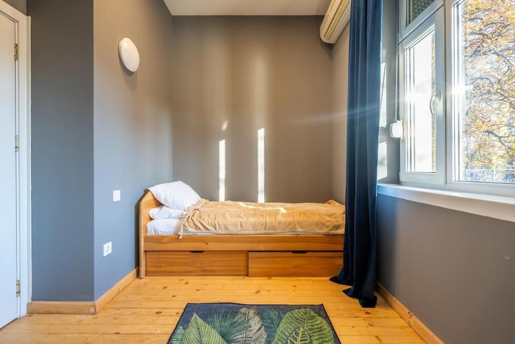 Stylish - 2bdr, 2bthr+ Free Parking Apartament Sofia