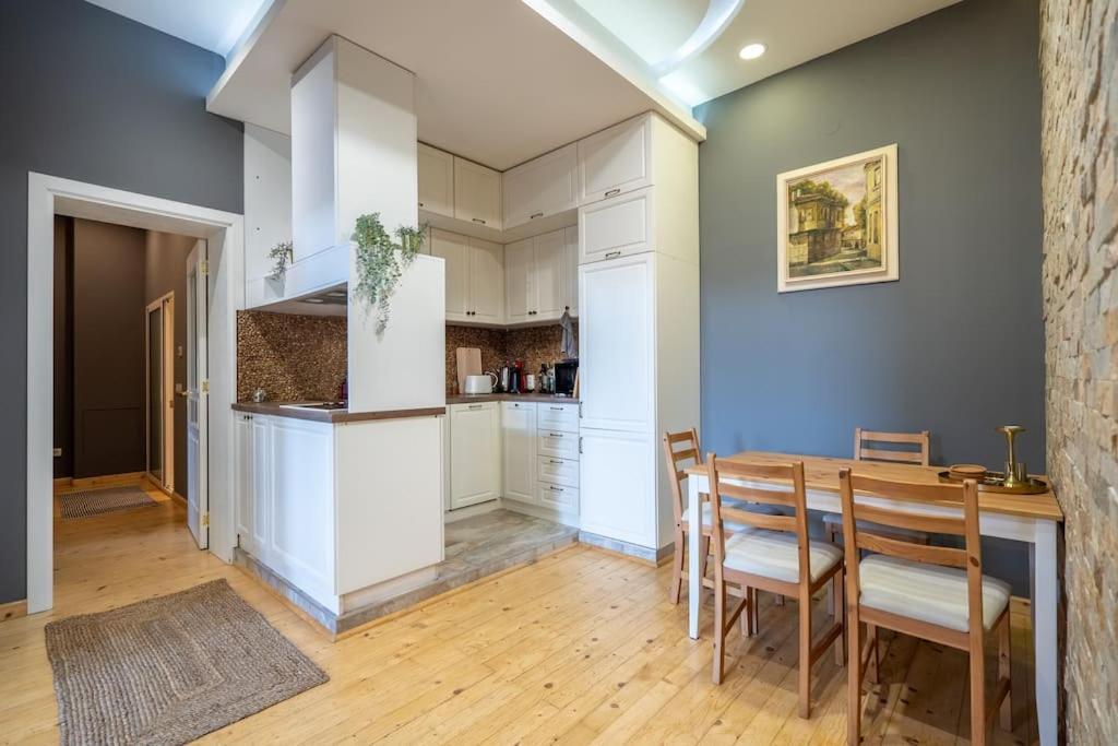 Stylish - 2bdr, 2bthr+ Free Parking