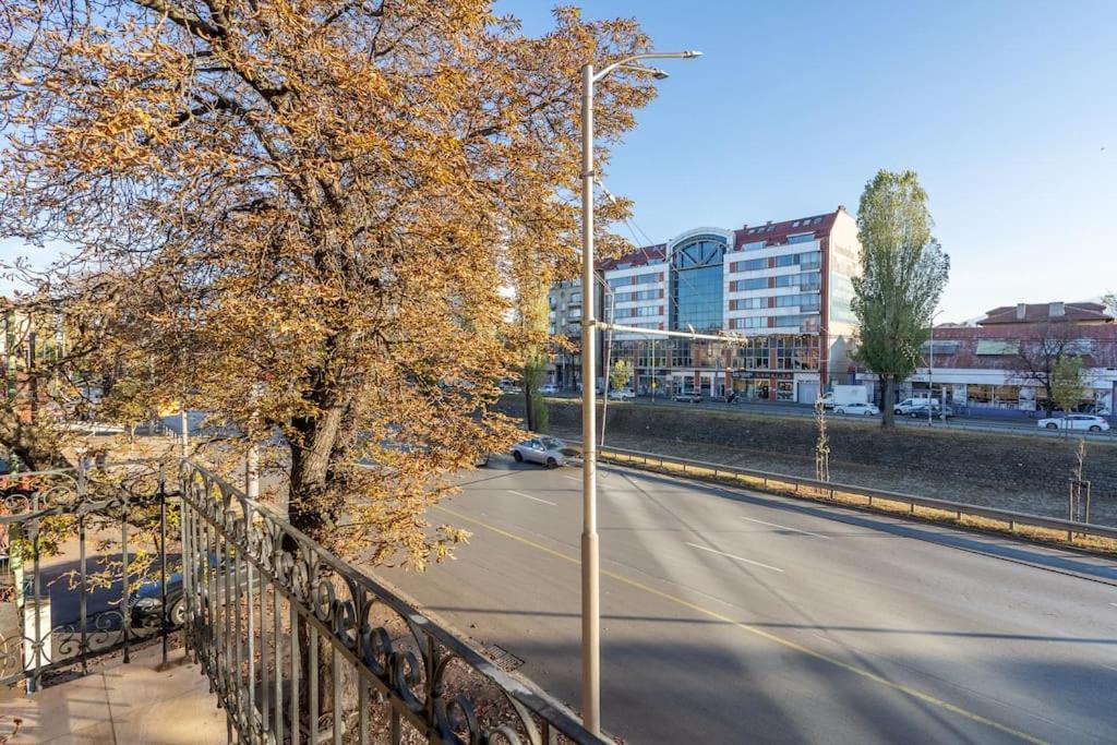 Stylish - 2bdr, 2bthr+ Free Parking Appartement