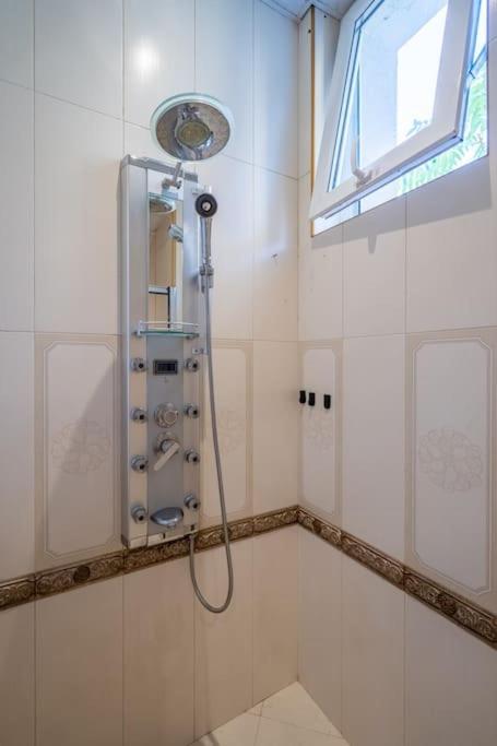 Stylish - 2bdr, 2bthr+ Free Parking Apartament *