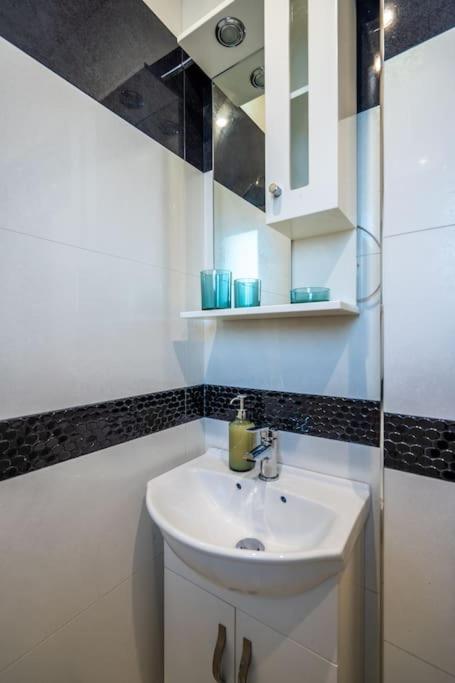 Stylish - 2bdr, 2bthr+ Free Parking *