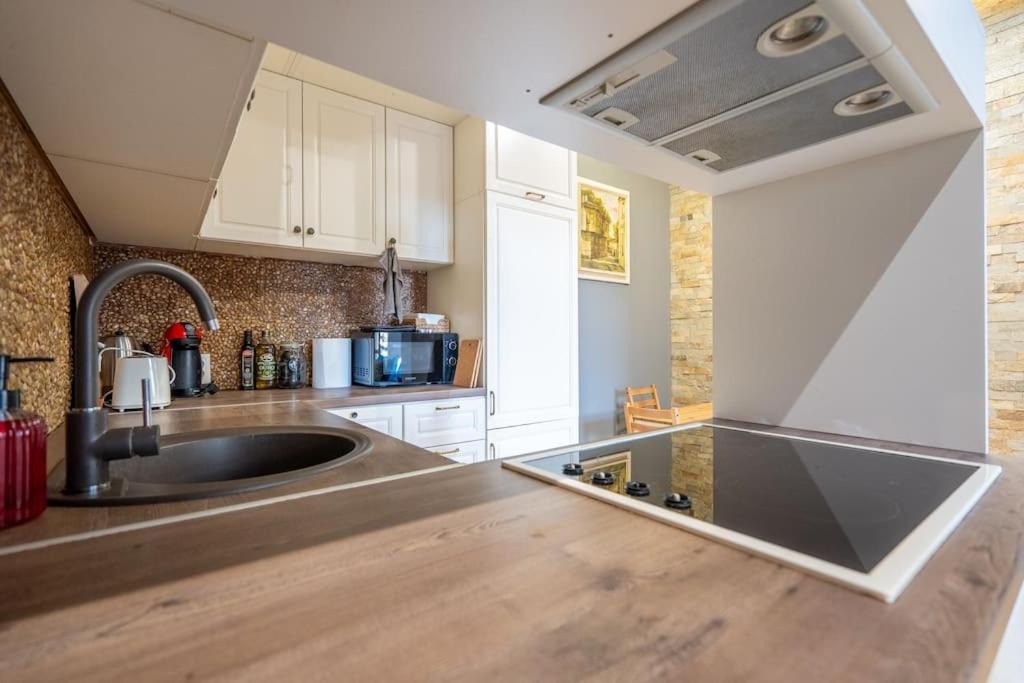 Stylish - 2bdr, 2bthr+ Free Parking *