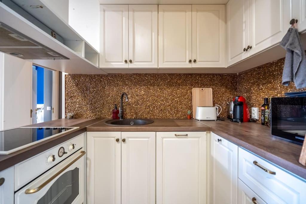 Stylish - 2bdr, 2bthr+ Free Parking Appartement *
