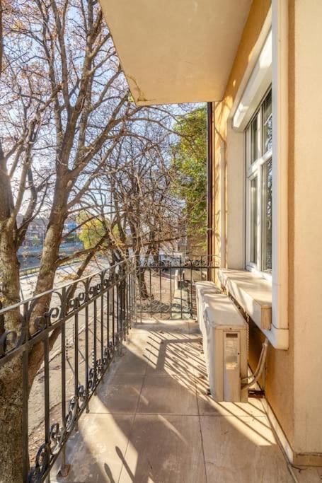 Stylish - 2bdr, 2bthr+ Free Parking Appartement *