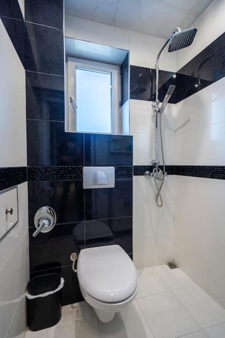 Stylish - 2bdr, 2bthr+ Free Parking Appartement *