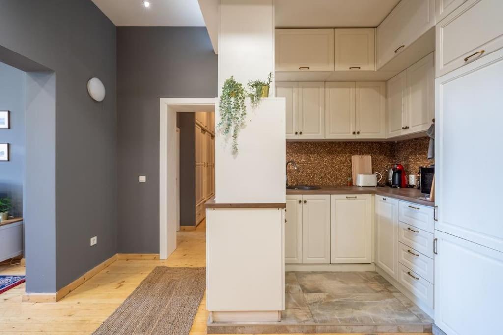 Stylish - 2bdr, 2bthr+ Free Parking